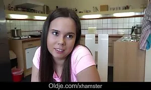 ليا افلام مترجم سكسي على ركبتيها و مص الديك