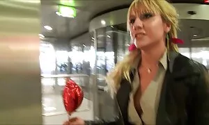 الأسود سكسي 2018 مترجم الزواج سرا وجود علاقة غرامية مع أستاذ له بي بي سي